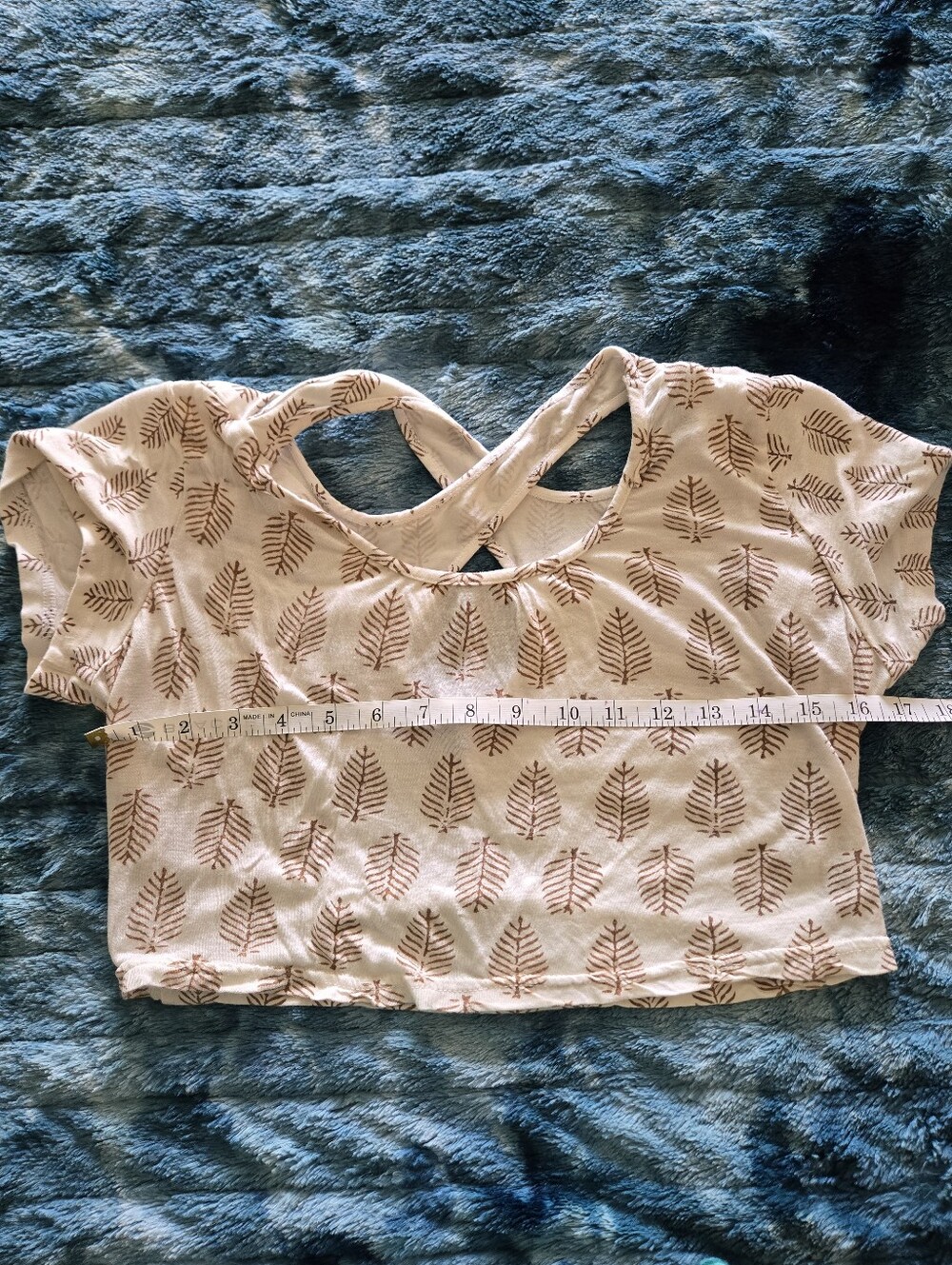 Casual Leaf-Print Cropped Top - Cream with Brown Leaf Pattern